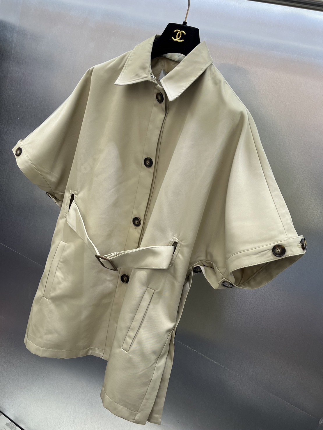 เสื้อคลุมแขนสั้น ทรงcape สีเบจ สวยแพงมาก เสื้อคลุมกระดุมหน้า มาพร้อมเข็มขัด สายลัคชู : สินค้าคุณภาพ (พร้อมส่ง)