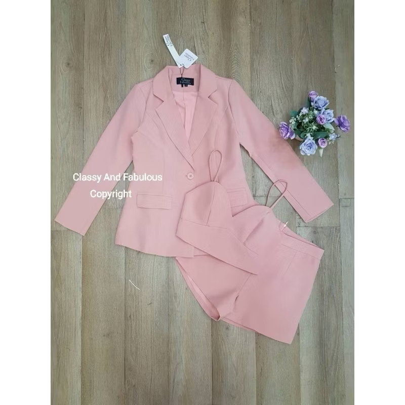 set sutiขาสั้น เสื้อสูทนอกคอสูทแขนยาว มีกระเป๋าล้วงได้จริงทั้ง2ข้าง มีเสื้อครอปสายเดียวไม่เอวลอยพอดีขอบกางเกง มาพร้อมกางเกงขาสั้น ใส่สบาย : สินค้าคุณภาพ (พร้อมส่ง)