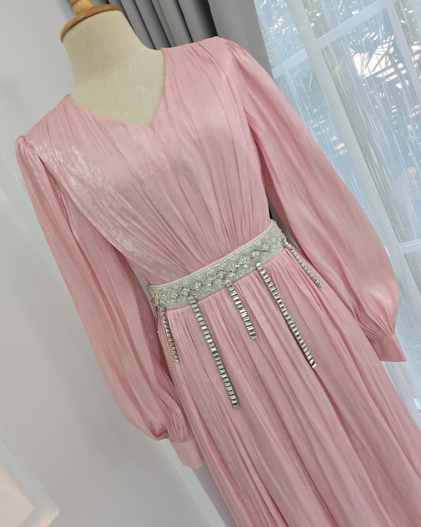 แม็กซี่เดรสเสื้อคอวีแขนยาว กระโปรงบาน ดีเทลตัวเสื้อเดรปแบบรูดใต้อกและกระโปรง ใส่สบาย : สินค้าคุณภาพ (พร้อมส่ง)