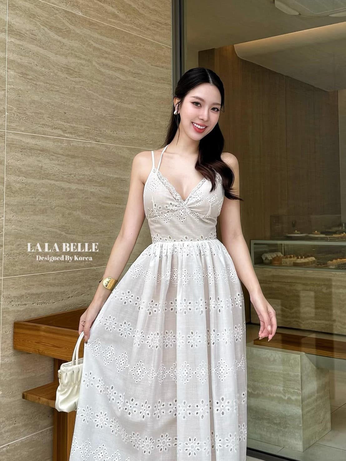 แม็กซี่เดรสผ้าลูกไม้ฉลุทั้งชุดสายเดี่ยวอกหัวใจเสริมฟองน้ำเดินขอบอกด้วยลูกไม้ซีทูมีสายคล้องคอผูกโบว์เอวเข้ารูปกระโปรงยาวมีซับใน ใส่สบาย : สินค้าคุณภาพ (พร้อมส่ง)