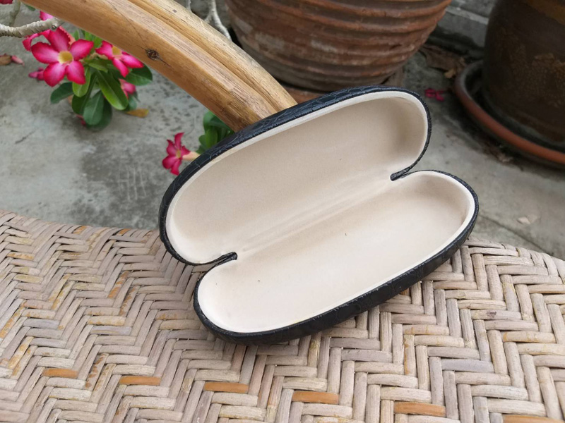 กล่องแว่น บุหนังสีดำ กล่องอย่างดีน่าใช้มาก