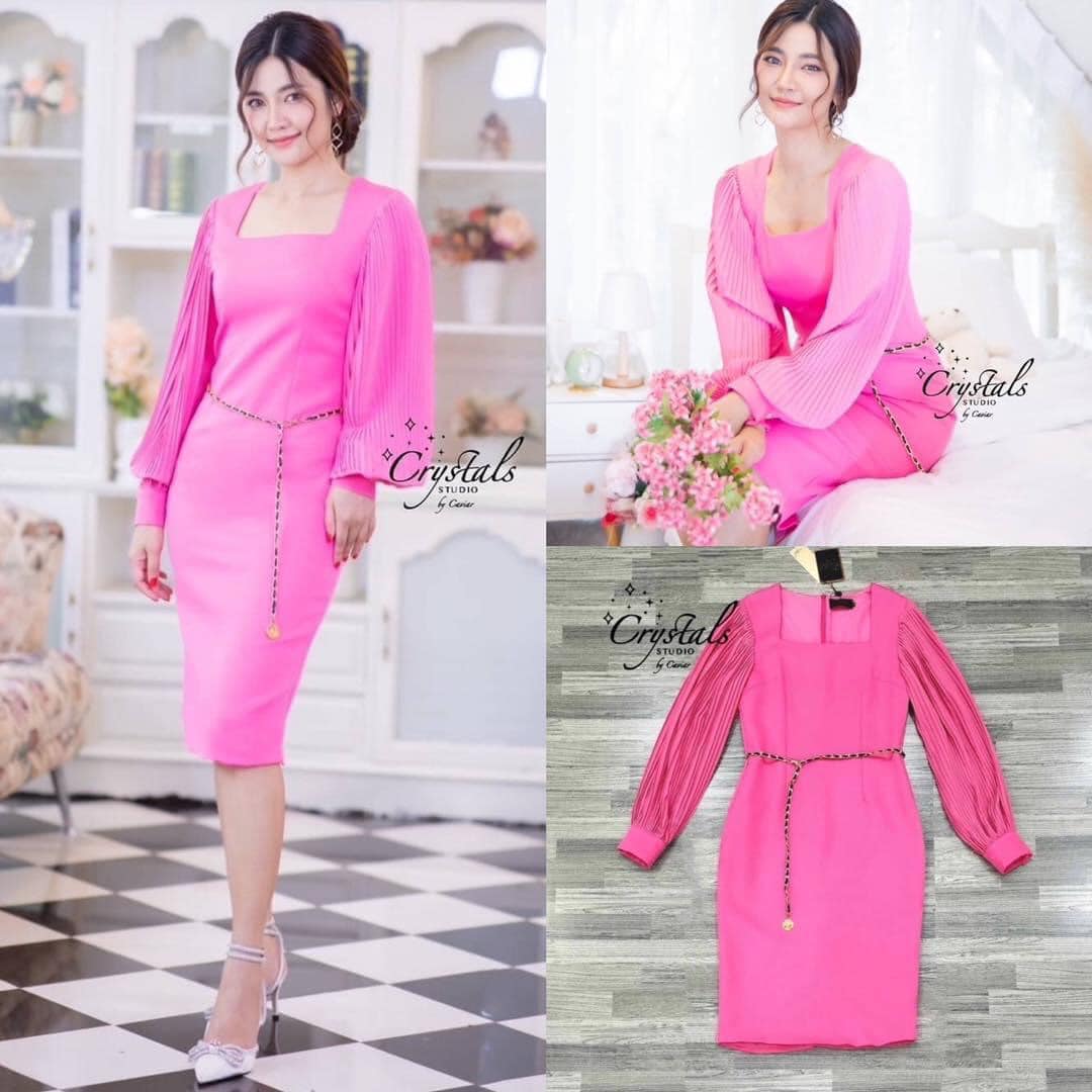 เดรสสุดสวย ช่วงแขนงานพลีท กระเพรื่อมสุดๆ ตัดเย็บกันแบบไม่หวงผ้าแน่นอน ปลายแขนติดกระดุมทอง และเข็มขัดโซ่VSC สินค้าคุณภาพ (พร้อมส่ง)