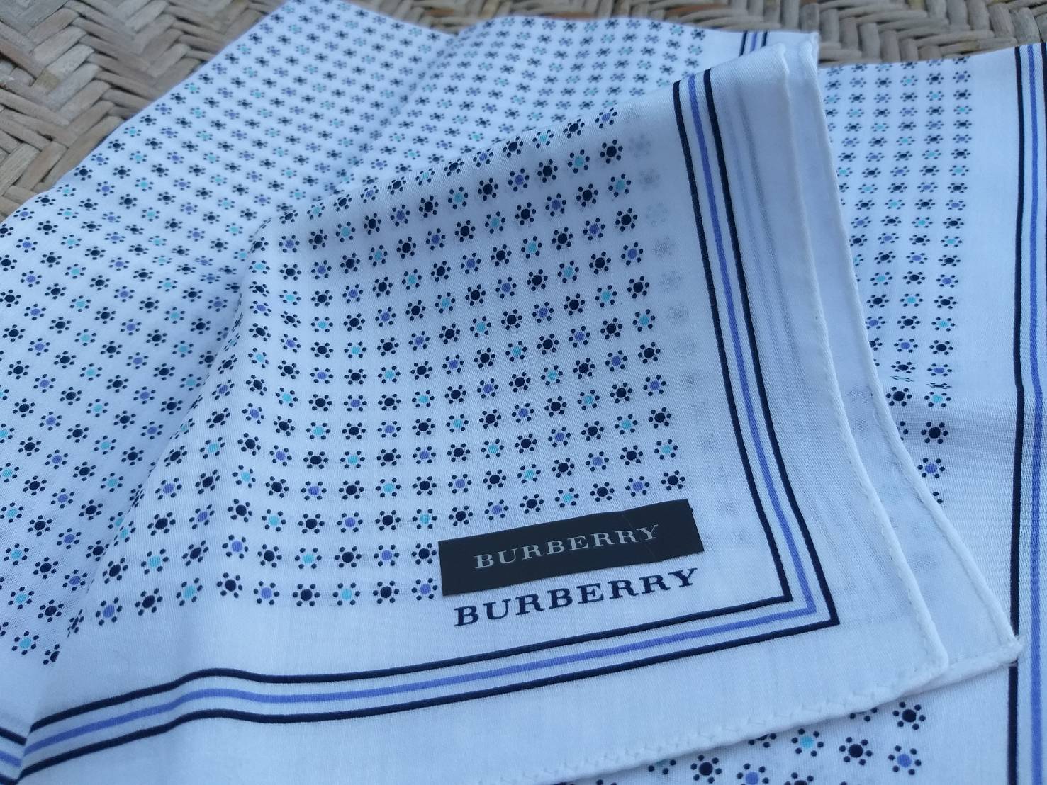 ผ้าเช็ดหน้าแบรนด์เนม BURBERRY