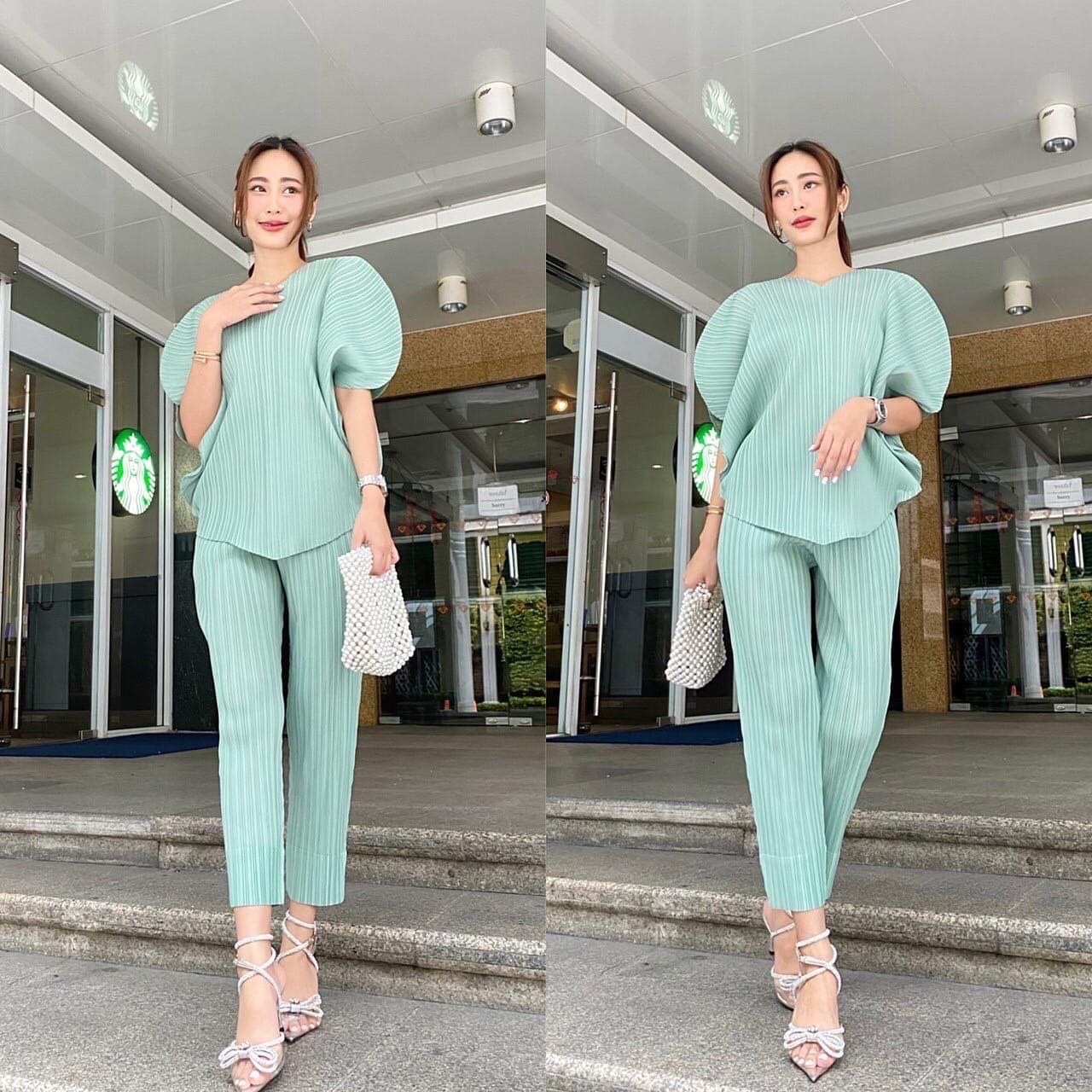 ชุดเซตผ้าอัดพลีทเนื้อดี แบบงาน Brand 😍 ว้าวววว 👏🏻👏🏻 ดีเทลเก๋มากๆ เสื้อแพตเทิร์น หัวใจ 🧡🤍🤎 ไหล่พองๆ น่ารัก . สินค้าคุณภาพ (พร้อมส่ง)