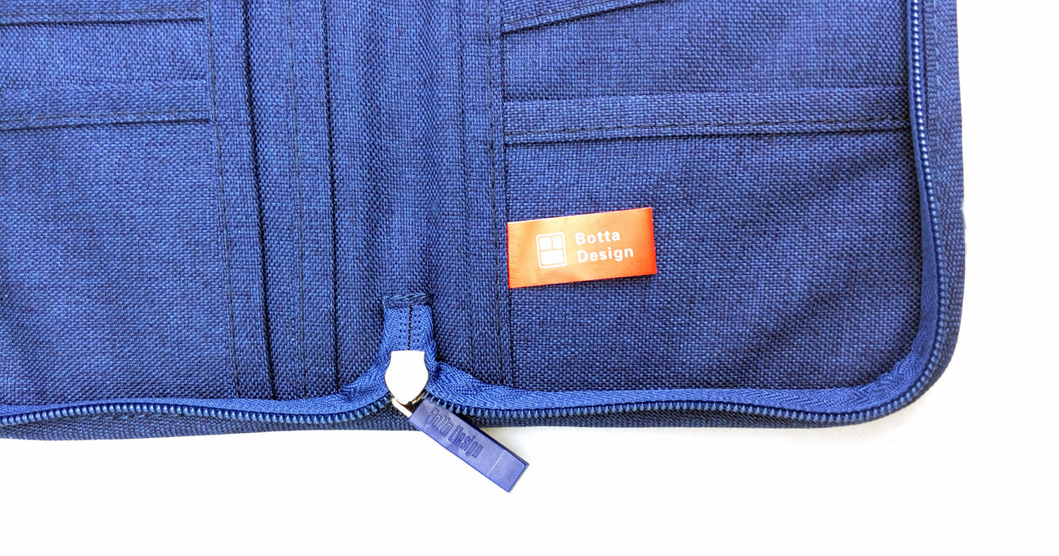 กระเป๋าใส่พาสปอร์ตสั้น กระเป๋าใส่หนังสือเดินทาง ขนาดกะทัดรัด ช่องเยอะ ใส่เอกสารสำคัญ ธนบัตร บัตรต่าง ๆ พกพาสะดวก ผลิตจากโพลีเอสเตอร์กันน้ำ คุณภาพดี