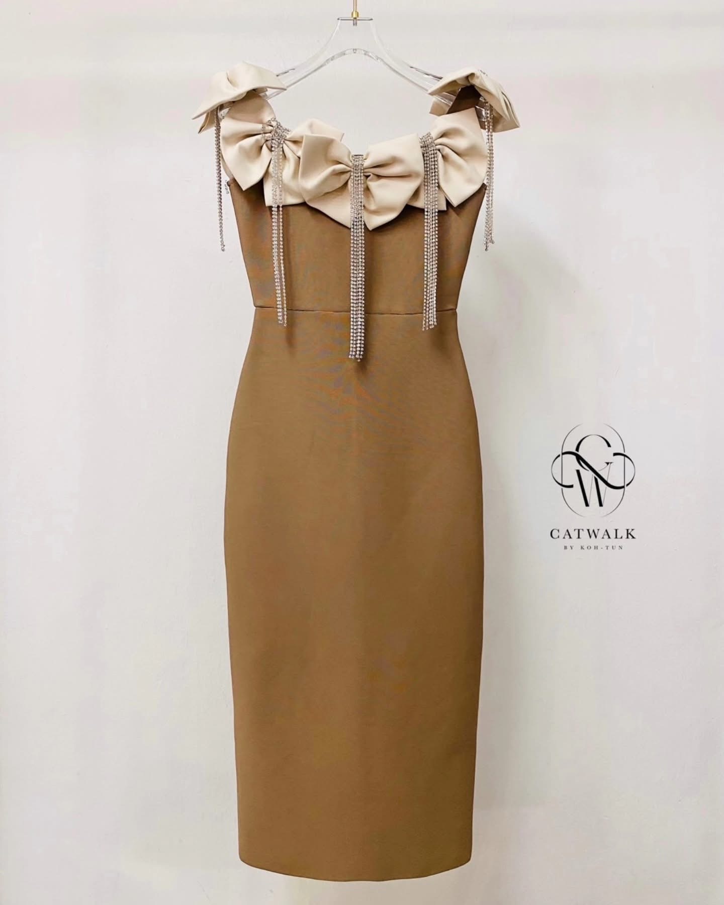 เดรสแต่งโบว์+สร้อยเพชร ตัวชุดเป็นผ้ายืดเนื้อหนาเก็บทรงสวย เพิ่มความหรูหราด้วยโบว์รอบไหล่ แต่งด้วยสร้อยเพชรตรงกลางโบว์ย้อยระย้าสวยมาก ใส่สบาย : สินค้าคุณภาพ (พร้อมส่ง)