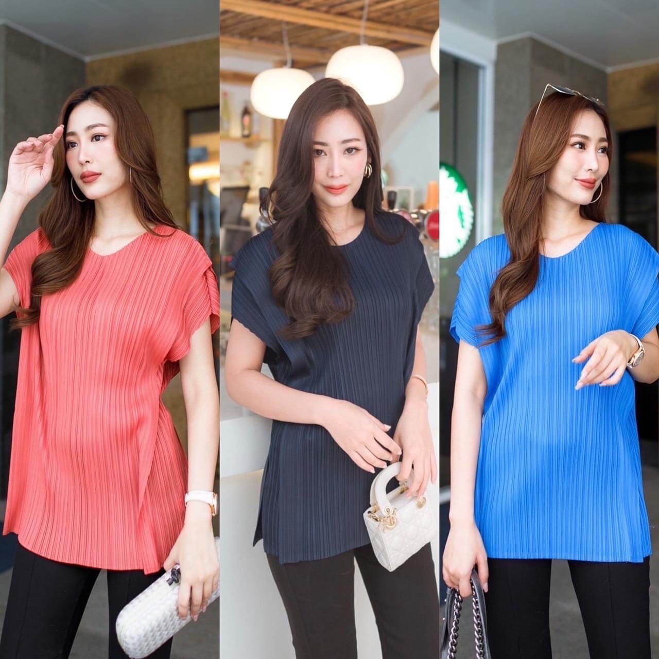 เสื้ออัดพลีทอย่างดี แบบงานแบรนด์ ดีไซด์ไหล่ล้ำ ตัดขอบช่วง ไหล่ทำ 2 ชั้น เล่นระดับ : สินค้าคุณภาพ (พร้อมส่ง)