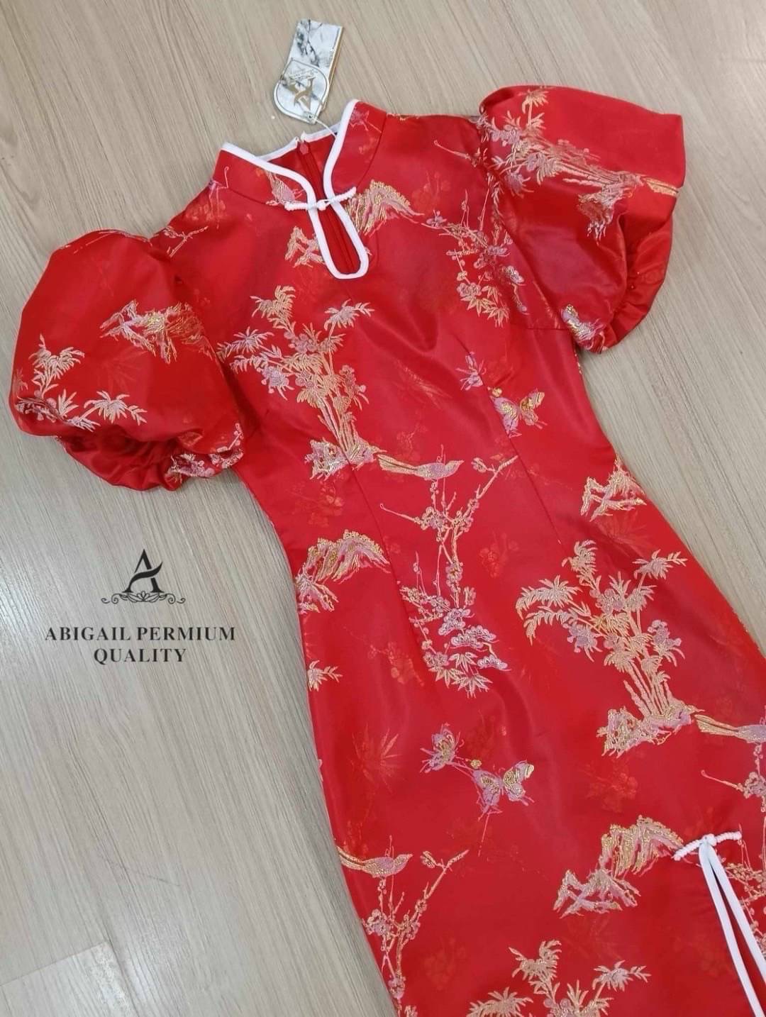 เดรสยาวกี่เพ้าเข้ารูป คอจีนแขนตุ๊กตาเนื้อผ้าซาติน ผิวมัน เนื้อผ้าหนาแน่นฝุดๆ เดรสปักลายสีทองทั้งตัว มีฟองน้ำในตัว ผ่าข้าง ซิบหลัง ใส่สบาย : สินค้าคุณภาพ (พร้อมส่ง)