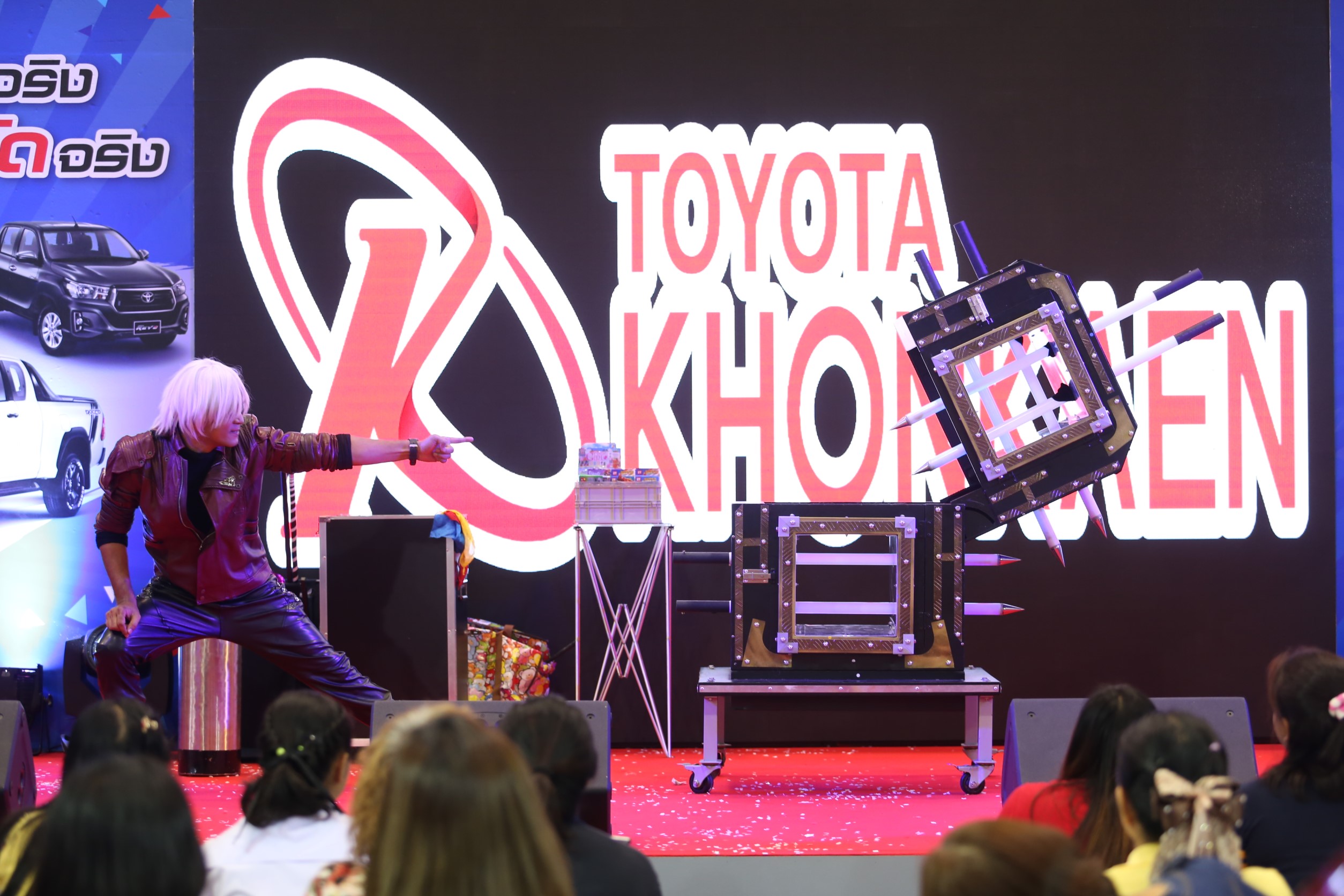 มายากล นักมายากล การแสดง โชว์ Magic Show "งาน HILUX REVO FESTIVAL 2019" 05/07/2562