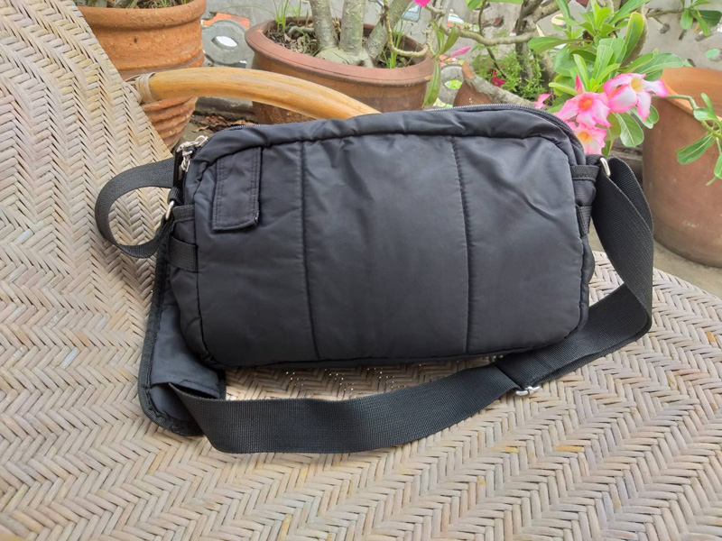 กระเป๋าสะพาย asics มีช่องใส่แท็บเล็ต (ของใหม่)