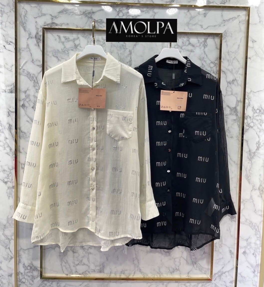 เสื้อเชิ้ตซีทรู MIU MIU หน้าสั้น หลังยาว ปิดก้น ปิดสะโพก สวยหรูดูแพง แสงออก ดีเทลละเอียดทุกจุด ลายใหม่ ใส่สบาย : สินค้าคุณภาพ (พร้อมส่ง)