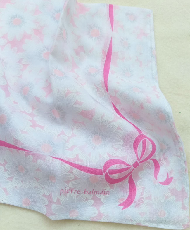 ผ้าเช็ดหน้าลายดอกไม้ Pierre Balmain