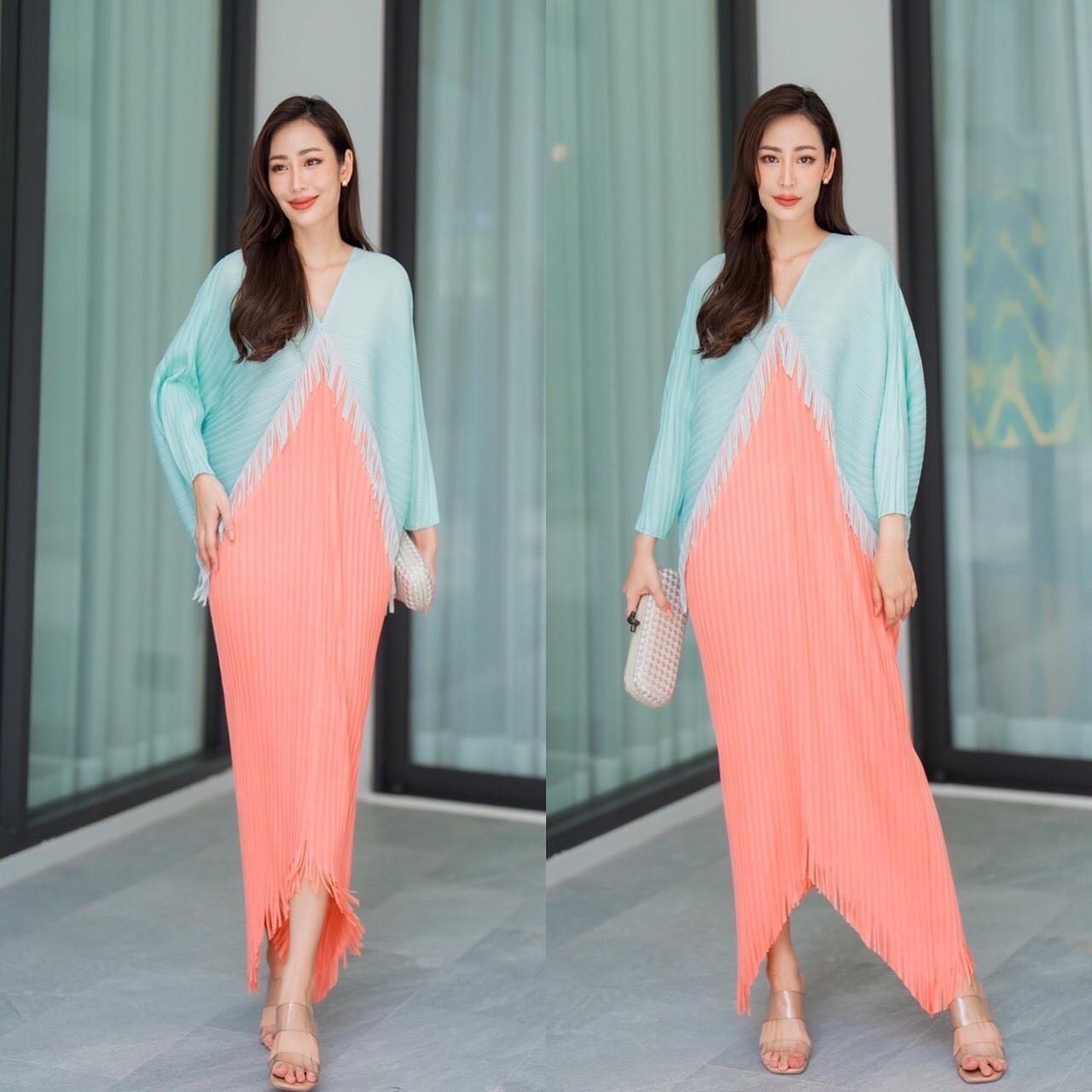 เดรสอัดพลีท คอวี ทรงแขนผีเสื้อ 🦋 แพตเทิร์นดีงามมว้าก เล่นระดับ 2 ชั้น ตัดสีทูโทน พาสเทลได้อย่างลงตัว งานตัดพู่ระบายชาย ฟรุ๊งฟริ๊ง ให้มีมิติ สวยงาม ใส่สบาย สินค้าคุณภาพ (พร้อมส่ง)