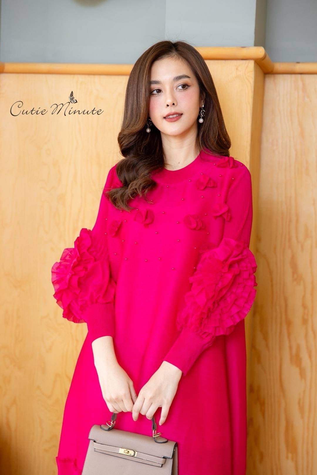 เดรสอัดพลีททั้งตัว ดีเทลการจับแต่งเป็นรูปก้นหอย ประดับด้วยมุกสีเดียวกับชุด ที่แขนแต่งเป็นรูปดอกไม้ ใส่สบาย : สินค้าคุณภาพ (พร้อมส่ง)