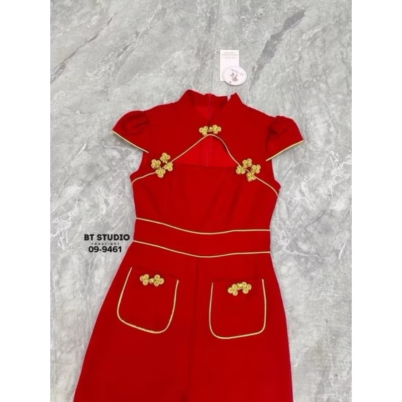 จั้มสูทขายาวแขนเต่อปิดต้นแขน คอจีนเว้ากลางอกเล็กน้อยแต่งกุ้นเดินขอบเส้นสีทองติดกระดุมจีนตรงกลางและด้านข้างตรงเอวแต่งแทบกุ้นเส้นทองสองเส้นแต่งกระเป๋า ใส่สบาย : สินค้าคุณภาพ (พร้อมส่ง)