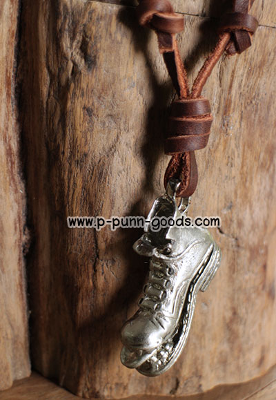 สร้อยหนัง จี้รองเท้าบูท