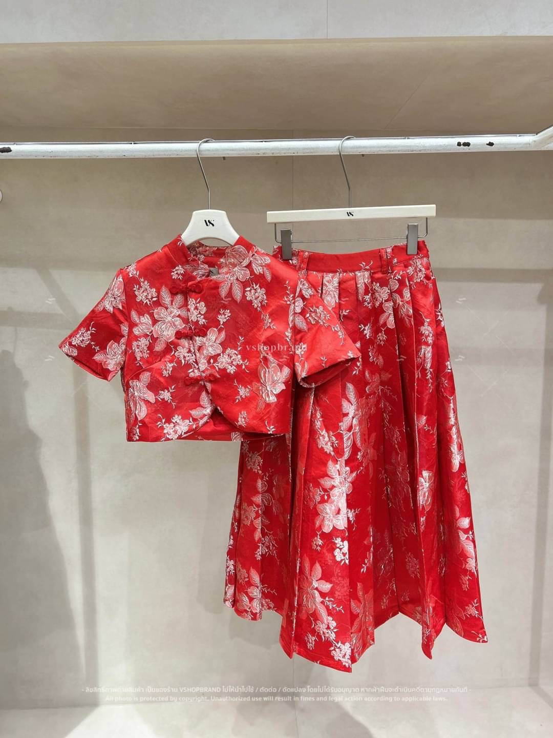 Set เสื้อกี่เพ้าแขนสั้นปักลายดอก + กระโปรงยาวจับจีบ ใส่สบาย : สินค้าคุณภาพ (พร้อมส่ง)