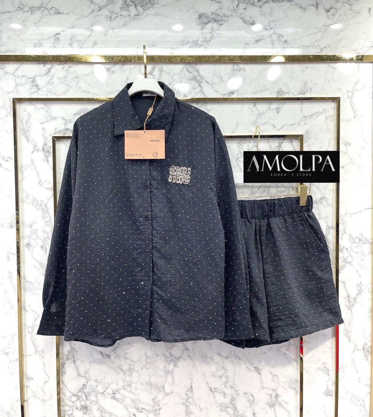 SET MIU MIU เพชรแน่นน งานใหม่ 2024SS ตัวเสื้อเป็นเชิ้ตMIU MIU เพชรแน่นทั่วตัว งานสวยม๊ากกก มาพร้อมกางเกงขาสั้น สินค้าคุณภาพ (พร้อมส่ง)