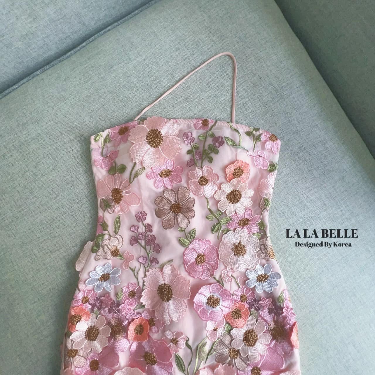 มินิเดรสดอกไม้ปักป๊อปอัพสามมิติทรงเกาะอกสายไข้วเฉียงอกเสริมฟองน้ำทรงชุดเข้สรูปเข้าทรงสวยมีซับในอย่างดี2ชั้น ใส่สบาย : สินค้าคุณภาพ (พร้อมส่ง)