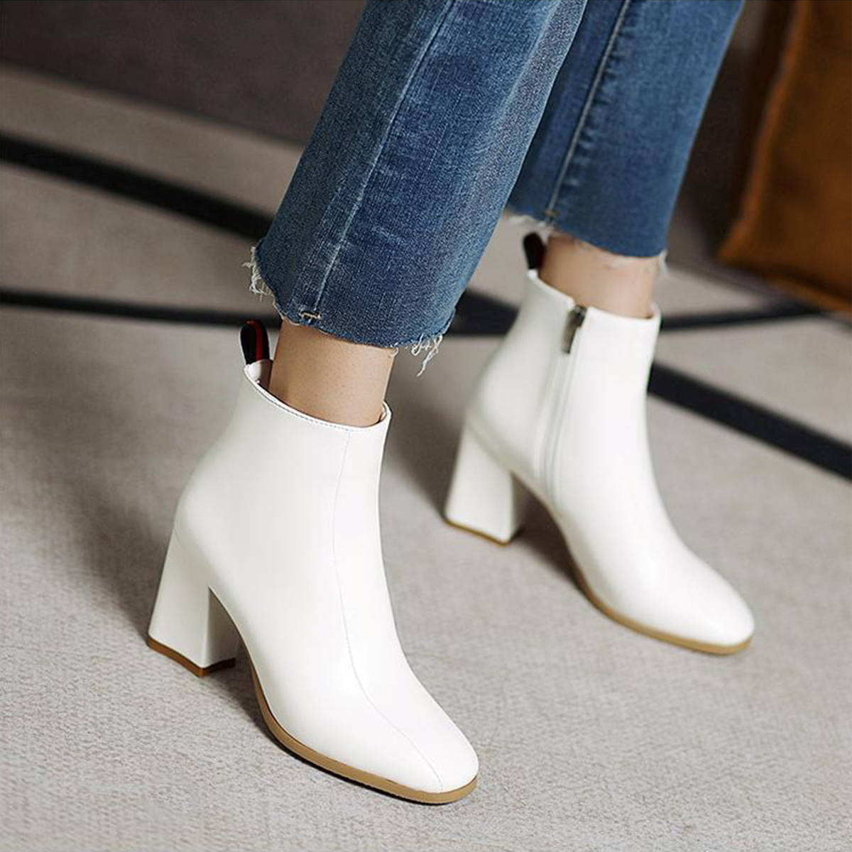 รองเท้าบูทไซส์ใหญ่ 38-46 บู้ทไซส์ใหญ่ บูทส้นสูง บูทหุ้นข้อ บูทสั้นไซส์ใหญ่ Black / White Boot High Heel KR1119