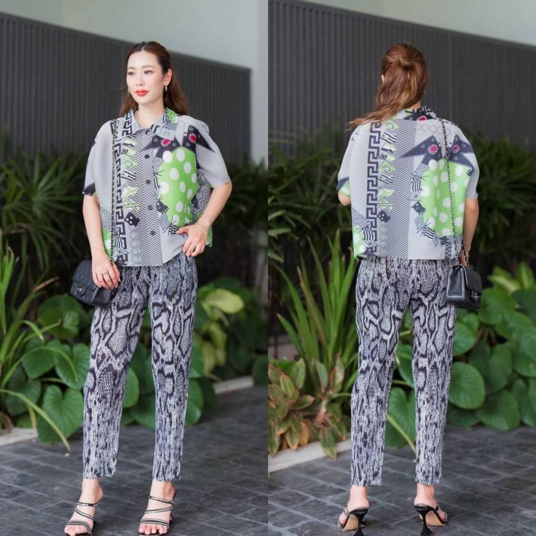 ชุดเซตผ้าอัดพลีทเนื้อดี แบบงาน Brand 😍 ดีเทลเริ่ดมากๆ เสื้อแพตเทิร์น แขนสั้น คอปก ลาย กราฟฟิค กางเกงเอวสมอค อัดพลีส ทรงขากระบอก . สินค้าคุณภาพ (พร้อมส่ง).