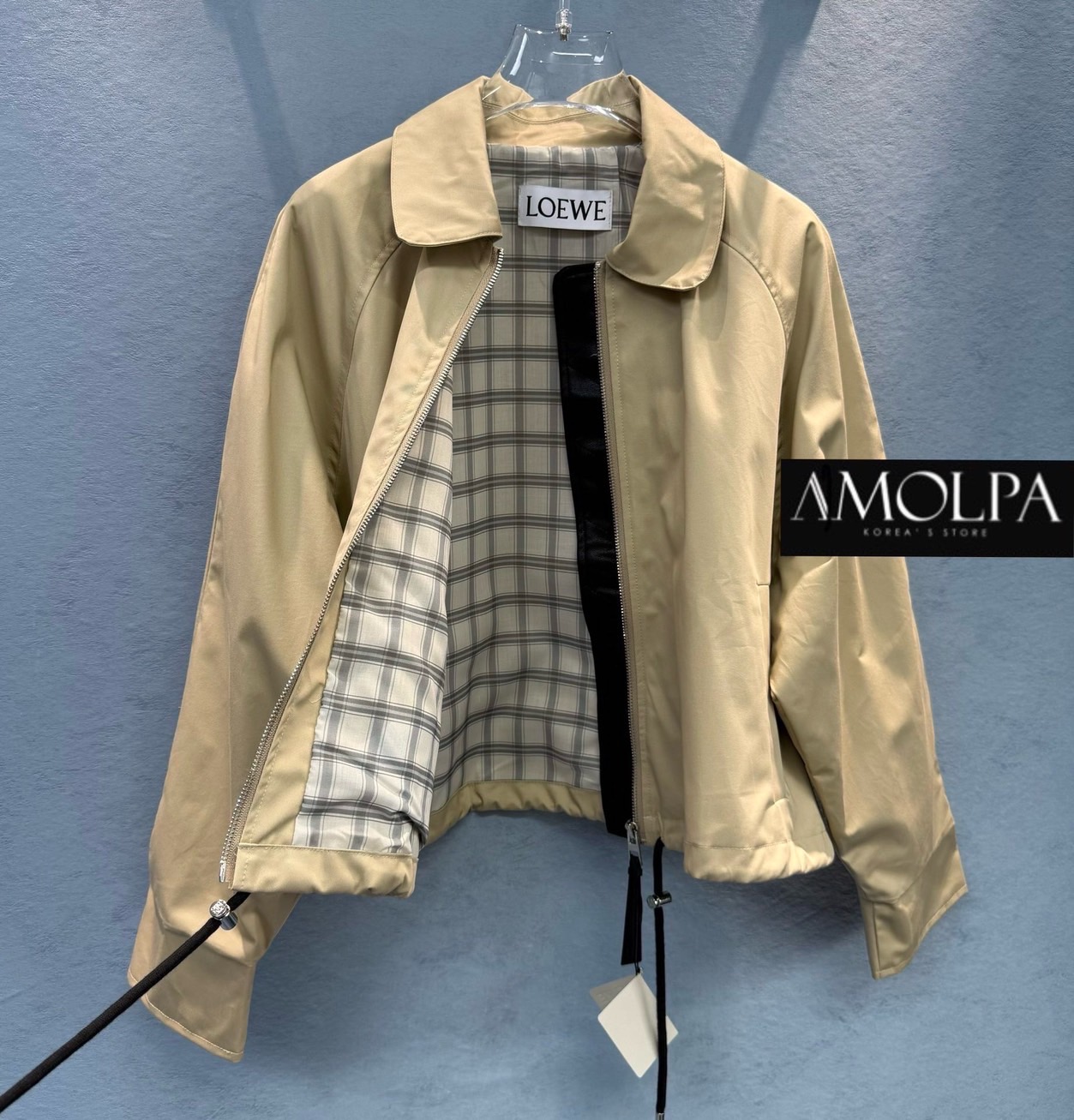 JACKET LOEWE เสื้อเป็น JACKET LOEWE ซิปหน้า ปั้มอะไหล่หัวซิป ซับลายLOEWE หลังแต่งแผ่นหนัง LOEWE งานใส่สบายมาก ใส่สบาย : สินค้าคุณภาพ (พร้อมส่ง)