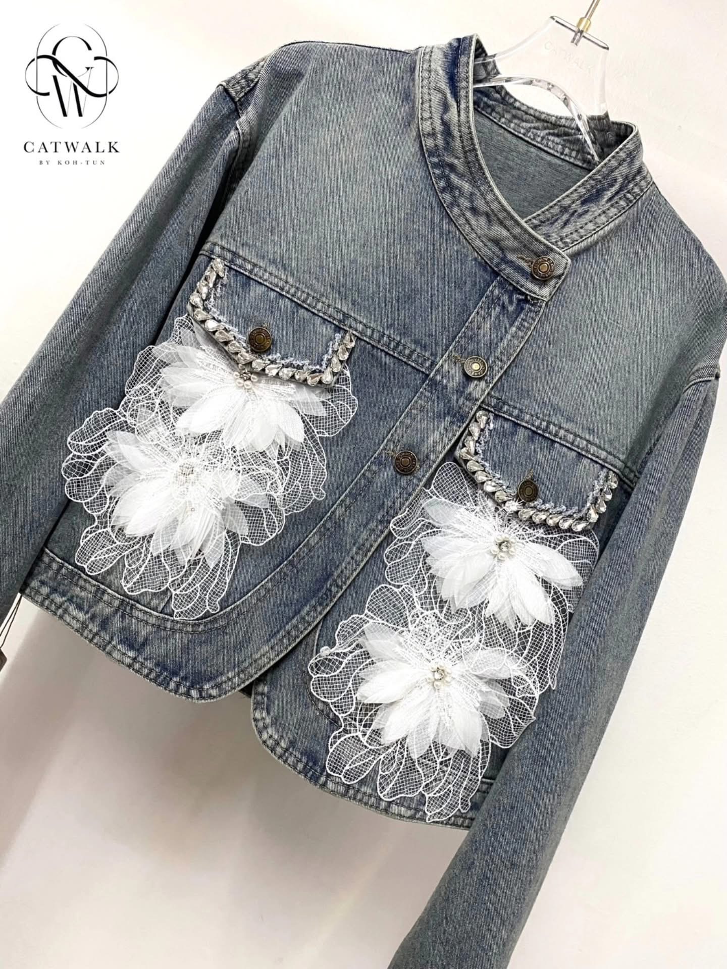 แจ็คเก็ตยีนส์ปักเพชรแต่งดอกไม้ เนื้อผ้ายีนส์ฟอกเกรดเอ ใส่สบาย : สินค้าคุณภาพ (พร้อมส่ง)