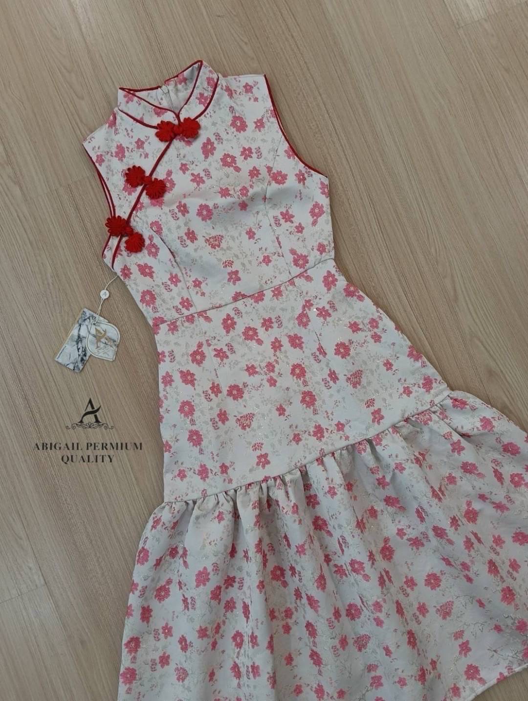 กี่เพ้า เสื้อแขนกุดคอกุ๊น ผ้าทอลายดอกชาย กระโปรงจับจีบระบายรอบ งานสวยเป๊ะ ใส่สบาย : สินค้าคุณภาพ (พร้อมส่ง)