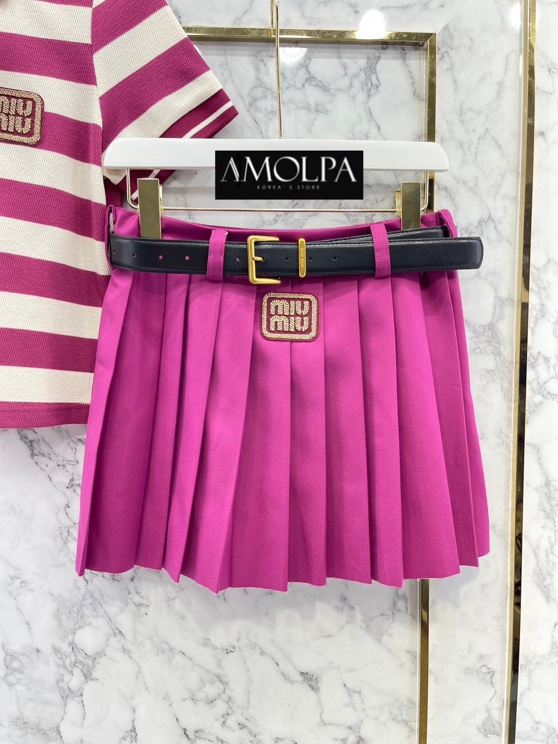 SET MIU MIU WITH BELT งานใหม่ 2024SS ตัวเสื้อเป็นคอปก MIU MIU แขนสั้น ปักMIUMIUที่หน้าอก มาพร้อมกระโปรงจีบรอบ Hi Shcool ใส่เข้ากันลงตัว + BELT ให้อีก 1 เส้น สินค้าคุณภาพ (พร้อมส่ง)