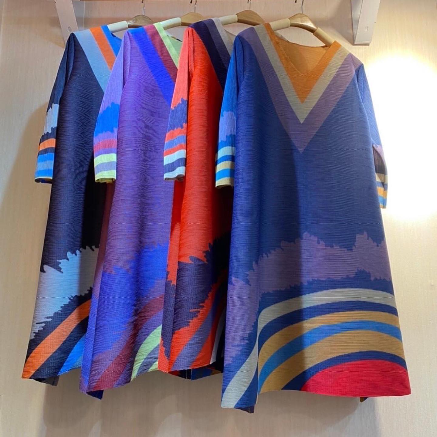 มินิเดรสอัดพลีท 🥰 สวยงาม แบบงานแบรนด์ ทรงคอวี แขน 4 ส่วน งานเกรด Premium สินค้าคุณภาพ (พร้อมส่ง)