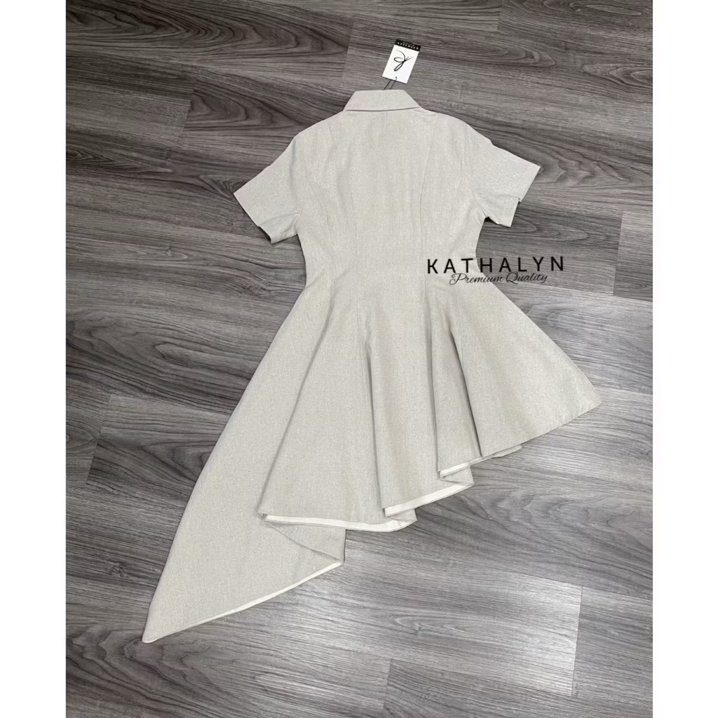 เดรสกระโปรงคอปกทรงเชิ๊ต แขนสั้นทรงพอดีตัวใส่กำลังสวย ท่อนบนแต่งกระดุมเชิ๊ต เนื้อผ้ามีเทกเจอร์สีสวยขับผิว ช่วงเอวเข้ารูปเล็กน้อย ใส่สบาย : สินค้าคุณภาพ (พร้อมส่ง)