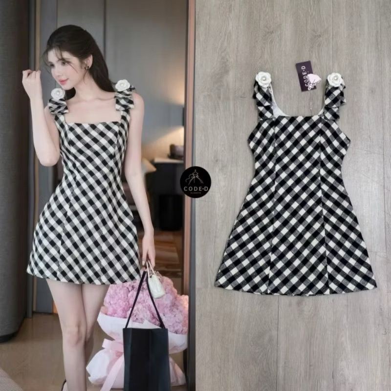 มินิเดรสเนื้อผ้าลายสก๊อตสีดำขาวผ้าทอ ทวีตดีไซน์สายเดี่ยวช่วงบ่าแต่งโบว์ใหญ่/เข็มกลัด ดอกไม้สีขาว ใส่สบาย : สินค้าคุณภาพ (พร้อมส่ง)