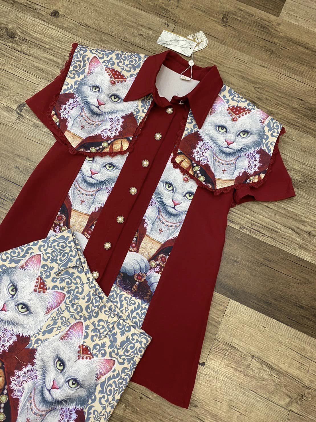 เซตแมวแดง 2ชิ้นลายน้องแมวรวย เสื้อเชิ้ตคอปกแขนสั้นแต่งระบายบ่า มีซับในทั้งตัวมาพร้อมกางเกงเอวสูง สินค้าคุณภาพ (พร้อมส่ง)