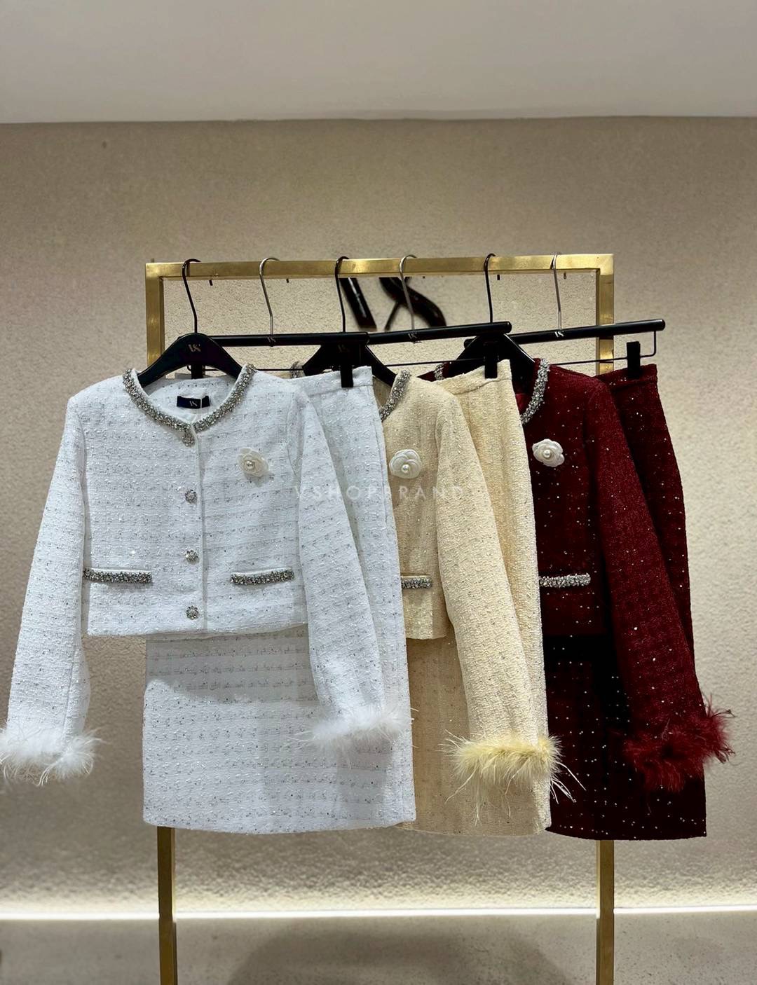 Set เสื้อผ้าทวิตทอเลื่อม + กระโปรงยาว ผ่าหลัง + ขนนก + เข็มกลัด ใส่สบาย : สินค้าคุณภาพ (พร้อมส่ง)