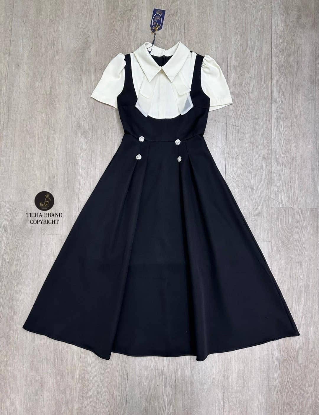 เดรสยาวสีดำอกครีมช่วงคอปกและแขนสีครีมดีไซน์คอปกและแต่งริบบิ้นยาว (ไม่เสริมฟองน้ำ มีซิปหลังอย่างดี ) ช่วงกระโปรงจับจีบทั้งตัวและเย็บติดดอกไม้เพชร ใส่สบาย : สินค้าคุณภาพ (พร้อมส่ง)