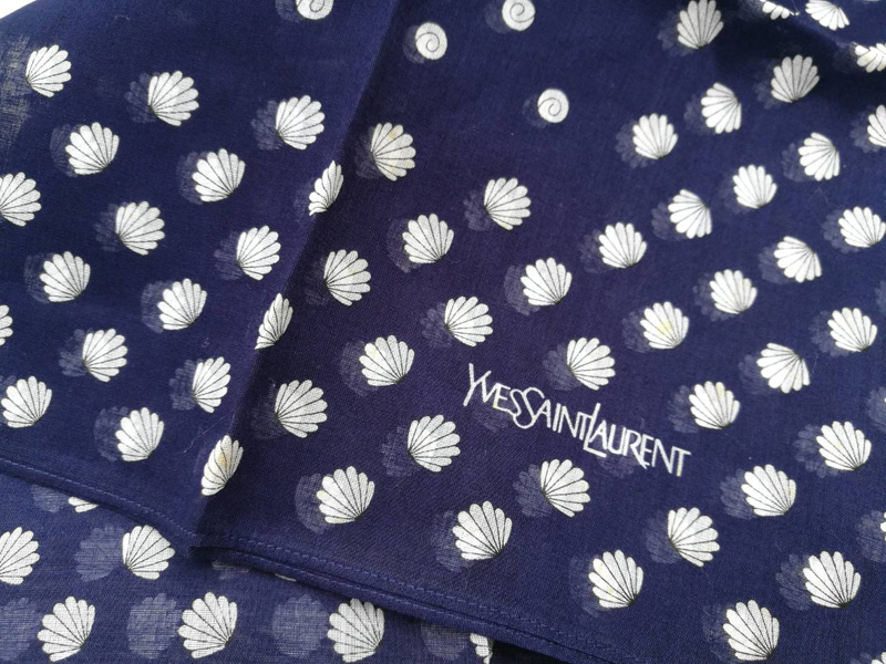 ผ้าเช็ดหน้า YvesSaintLaurent สวยเก๋ค่ะผืนนี้
