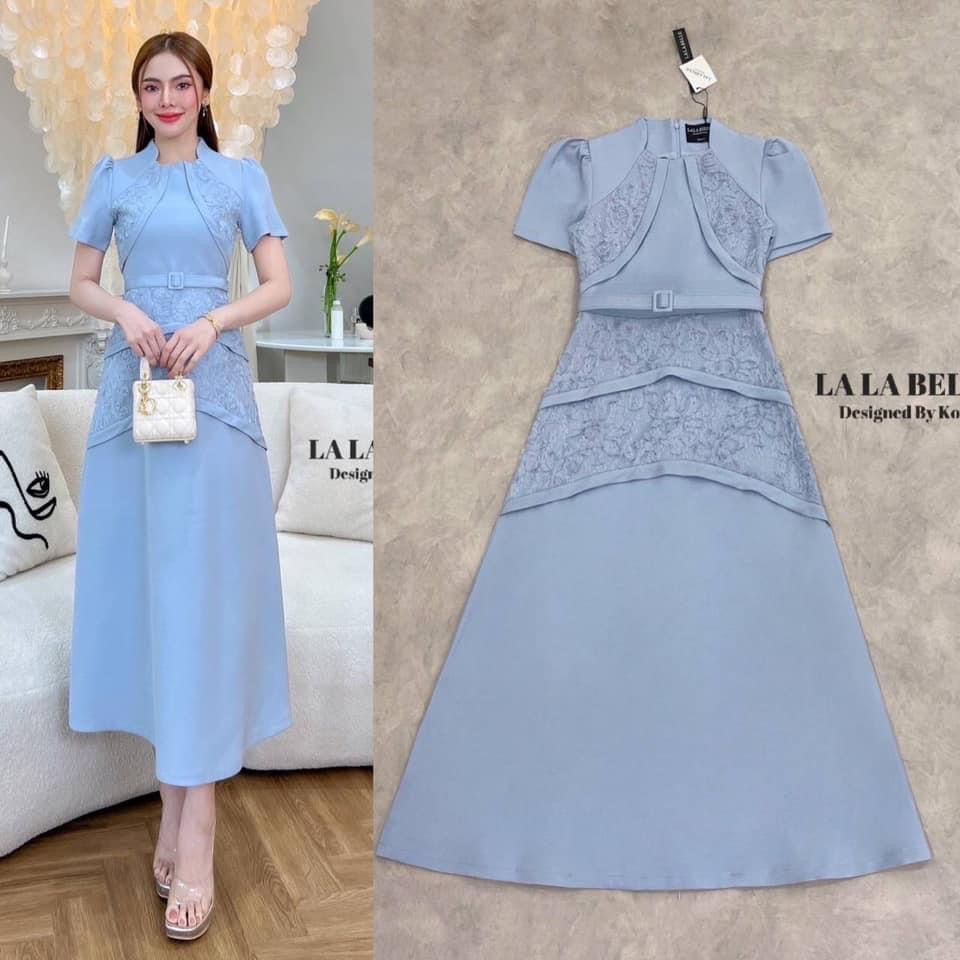 เดรสผ้าสูทคแเหลี่ยมทรงคอตั้ง แขนสั้นแต่งลูกไม้ลายดอกไม้ช่วงอกและ กระโปรง2ชั้นเอวเข้าทรงมีเข็มขัดเข้าชุด เนื้อผ้าสูทมีซับในอัดกาวอย่างดี ใส่สบาย สินค้าคุณภาพ (พร้อมส่ง)