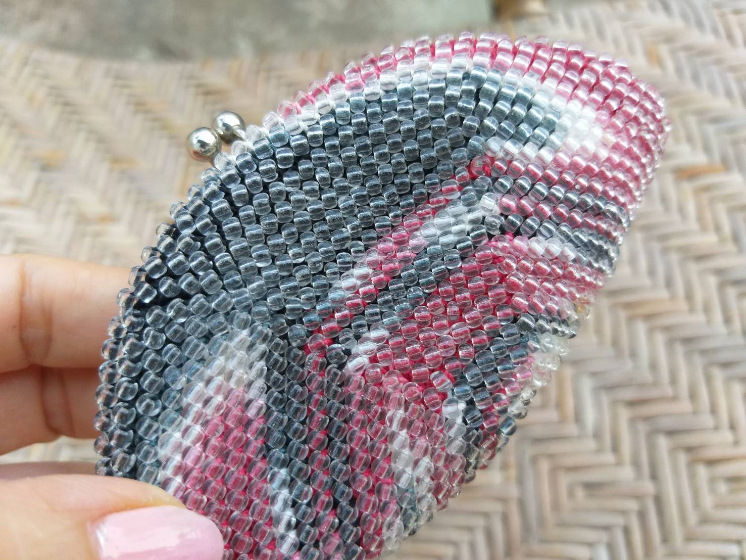 กระเป๋าใส่เหรียญ ไหมถักร้อยลูกปัด handmade สวยมาก (ของใหม่)