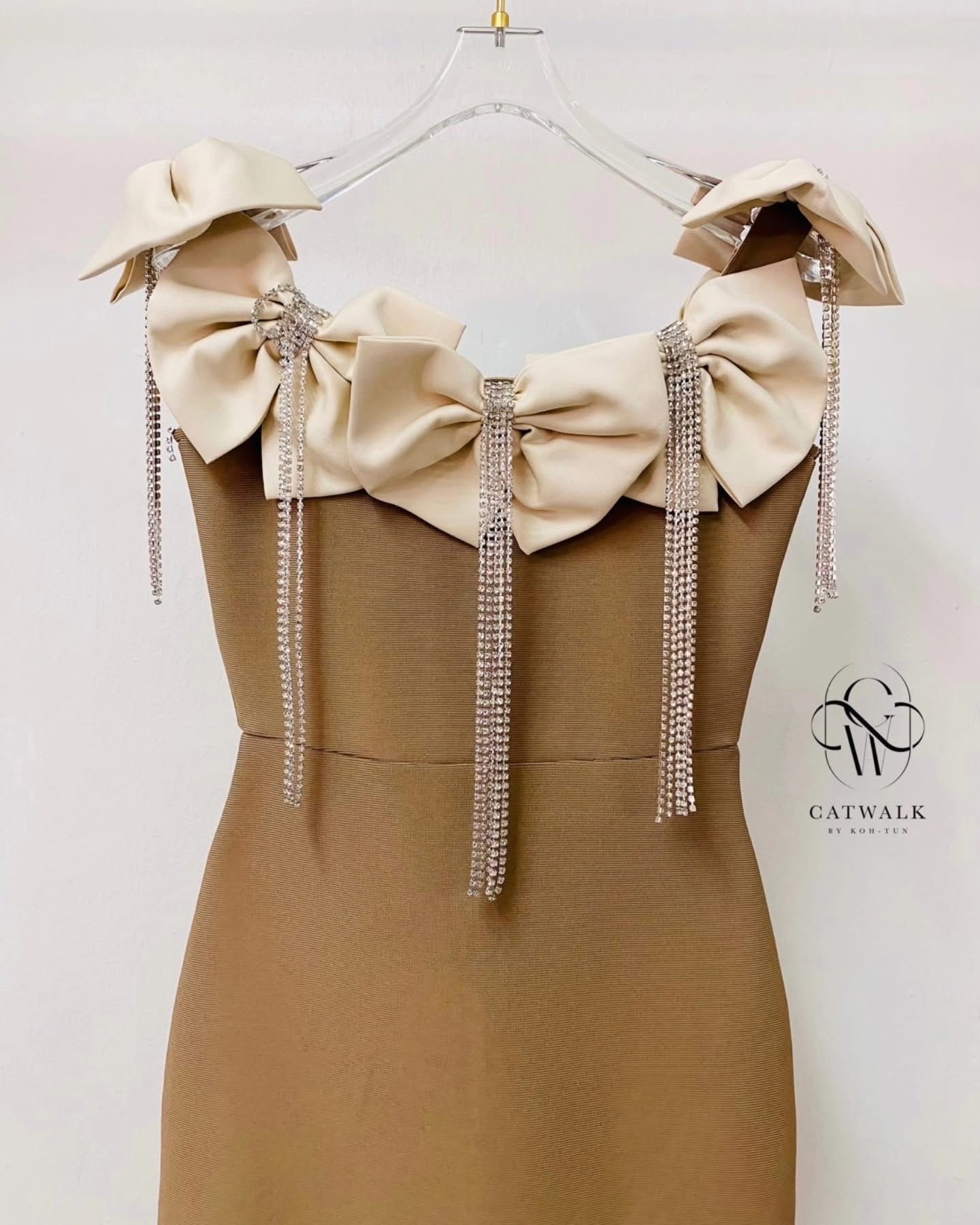 เดรสแต่งโบว์+สร้อยเพชร ตัวชุดเป็นผ้ายืดเนื้อหนาเก็บทรงสวย เพิ่มความหรูหราด้วยโบว์รอบไหล่ แต่งด้วยสร้อยเพชรตรงกลางโบว์ย้อยระย้าสวยมาก ใส่สบาย : สินค้าคุณภาพ (พร้อมส่ง)