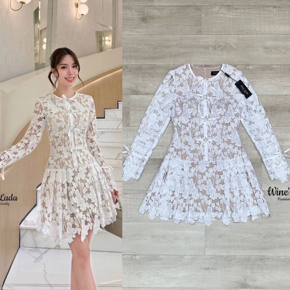 เดรสลูกไม้สีขาว แต่งโบว์และกระดุมเพชรด้านหน้า สวมใส่ง่าย ตัวเดรสเป็นงานซิปหลัง ซับในทั้ ใส่สบาย : สินค้าคุณภาพ (พร้อมส่ง)