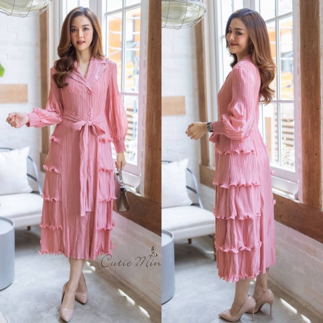 เดรสผ้าอัดพลีท งานแต่งดีเทลระบาย ด้านข้าง ปกคอเทเลอร์ มาพร้อมเชือก ผูก ชุดยืดหยุ่นได้ทั้งตัว ใส่สบาย : สินค้าคุณภาพ (พร้อมส่ง)