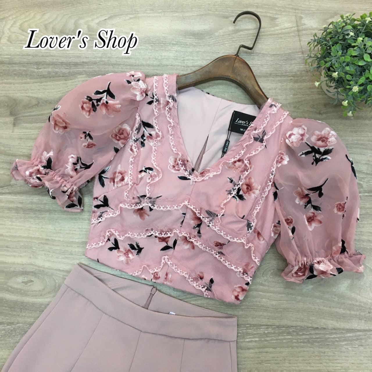 เซ็ท2ชิ้น ชุดเซ็ทเสื้อคร็อปทรงแขนตุ๊กตา ลายดอกไม้กำมะหยี่ ทรงสวย เอวไม่ลอย มาพร้อมกางเกงเอวสูง ทรงนี้ใส่แล้วแลดูหุ่นดี สินค้าคุณภาพ (พร้อมส่ง)