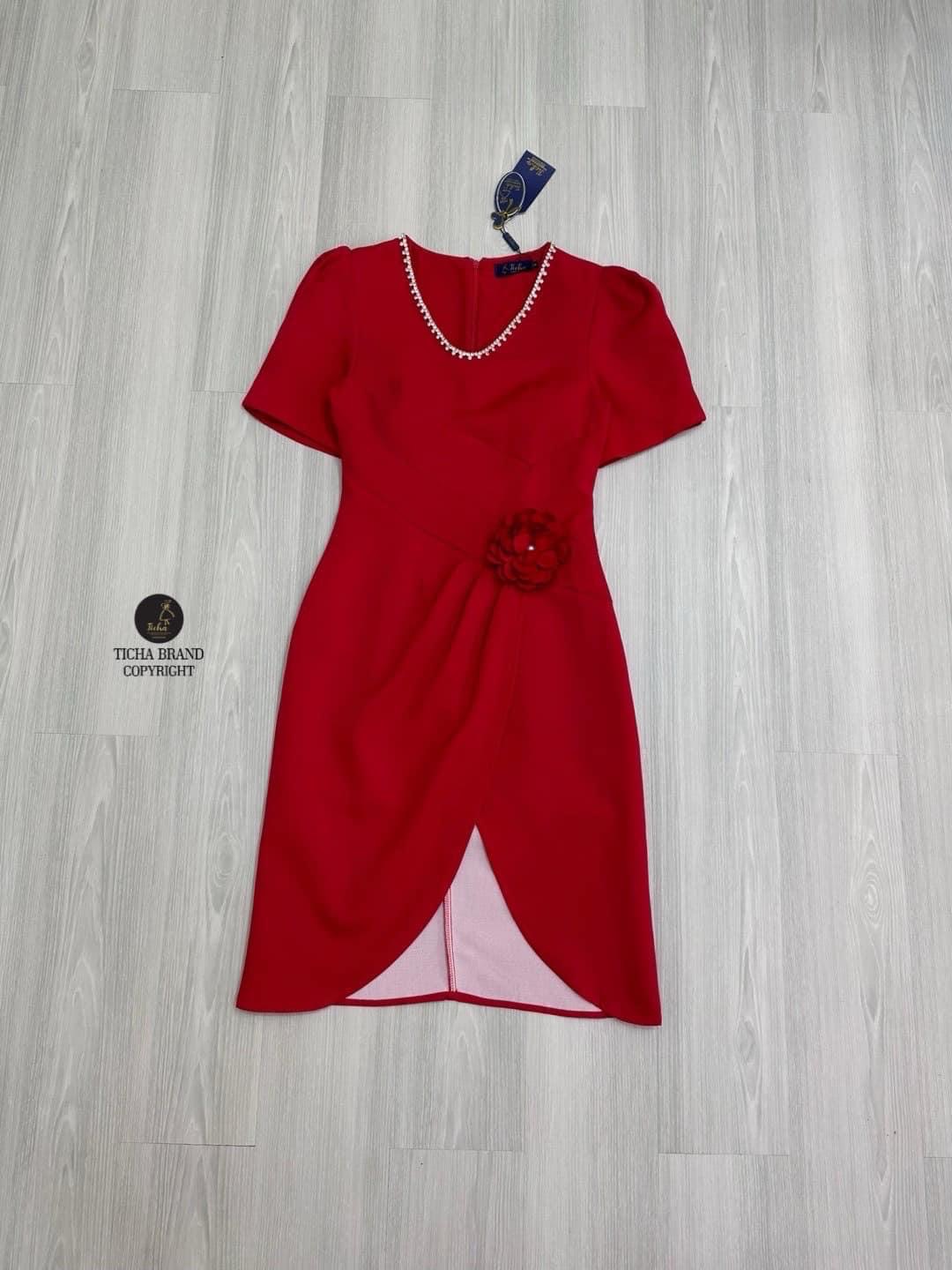 เดรสแขนสั้นสีแดง ดีไซน์เย็บ ยกไหล่ดีไซน์สวย ช่วงคอเย็บติดอะไหล่เพชร ดูหรูมากๆดีเทลเข็มกลัดดอกไม้มุก ใส่สบาย : สินค้าคุณภาพ (พร้อมส่ง)