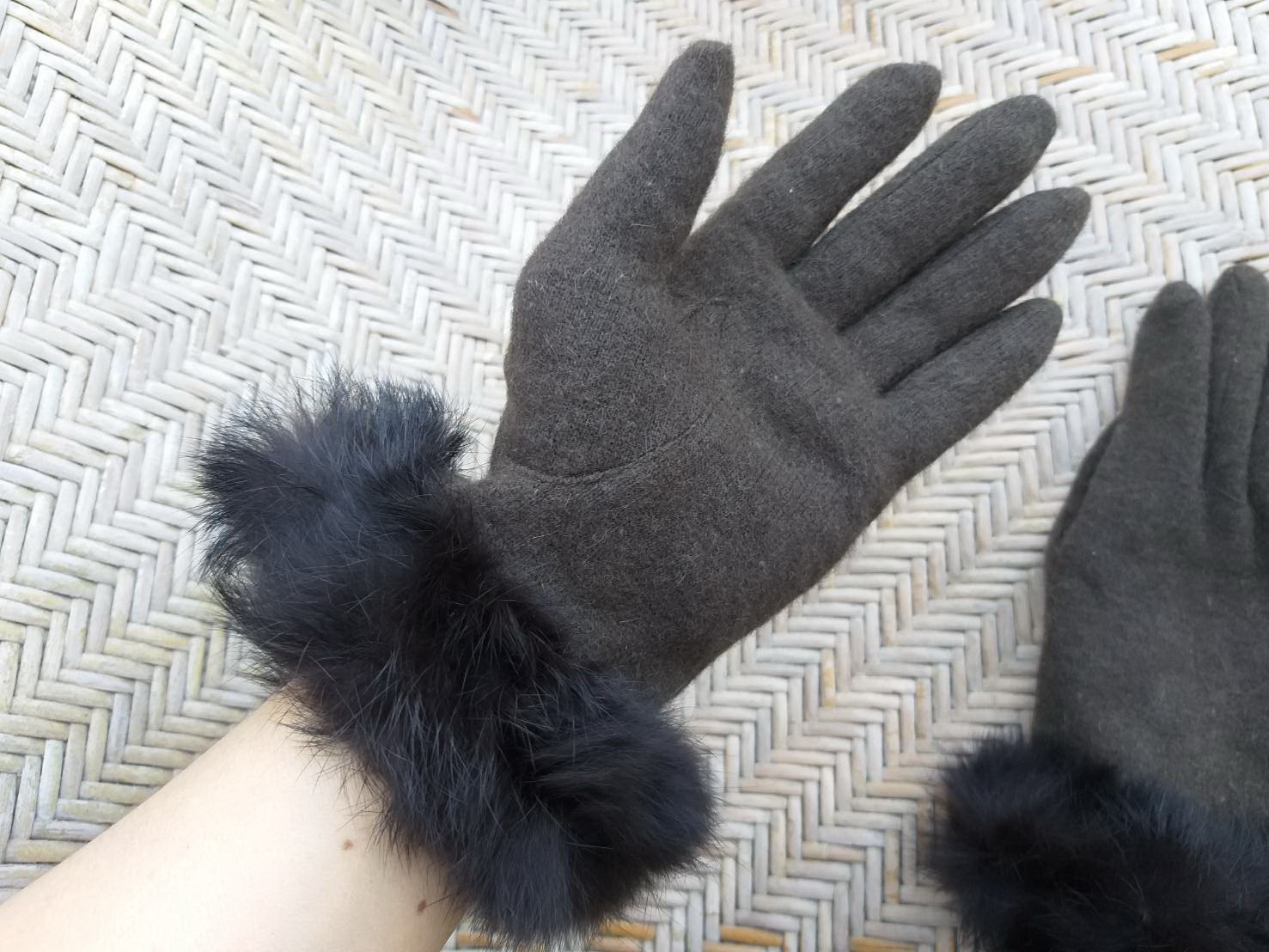 ถุงมือขนสัตว์ แต่งเฟอร์กระต่ายแท้ (ของใหม่)