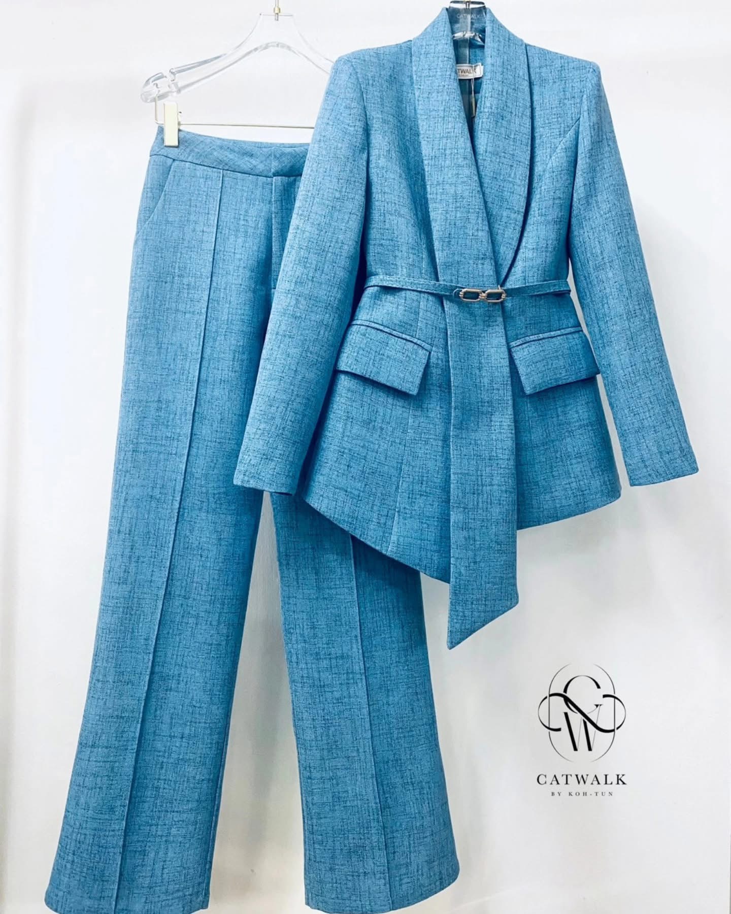 Set BLAZER เกรดพรีเมี่ยม เนื้อผ้าเกรดเอ ผ้าสั่งทอลายในตัว สวย ดูคลาสสิกมาก ตัวBLAZER เป็นทรงเข้ารูป ช่วงปกดีไซน์ออกมาดูเก๋สุดๆ มีเข็มขัดหัวทองคาด+กางเกงทรงขากระบอก ใส่สบาย : สินค้าคุณภาพ(พร้อมส่ง)