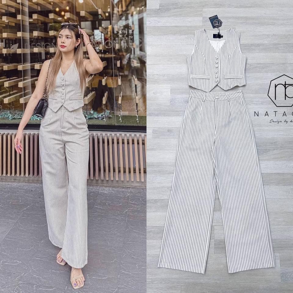 Set เสื้อแขนกุดกระดุมหน้า แมตกางเกงขายาวตีเกล็ดกระบอกตรง เนื้อผ้าลายทางสีครีมลายดำ ผ้าสวยมากๆมี Textureในตัว สินค้าคุณภาพ (พร้อมส่ง)