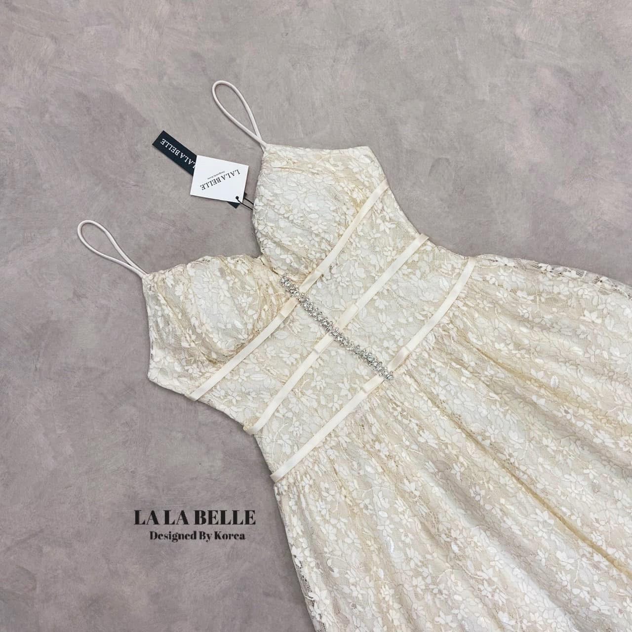 แมกซี่เดรสลูกไม้รุ่นฮอตลายดอกไม้เล็กๆทรงสายเดี่ยวอกหัวใจให้ ช่วงอกเสริมฟองน้ำจับจีบแต่งริบบิ้นโบว์พร้อมสายเพชรด้านหน้าชุดเข้ารูปเข้าทรงกระโปรงยาวจับจีบแน่นๆมีซับในถึงปลายชุด ใส่สบาย : สินค้าคุณภาพ (พร้อมส่ง)