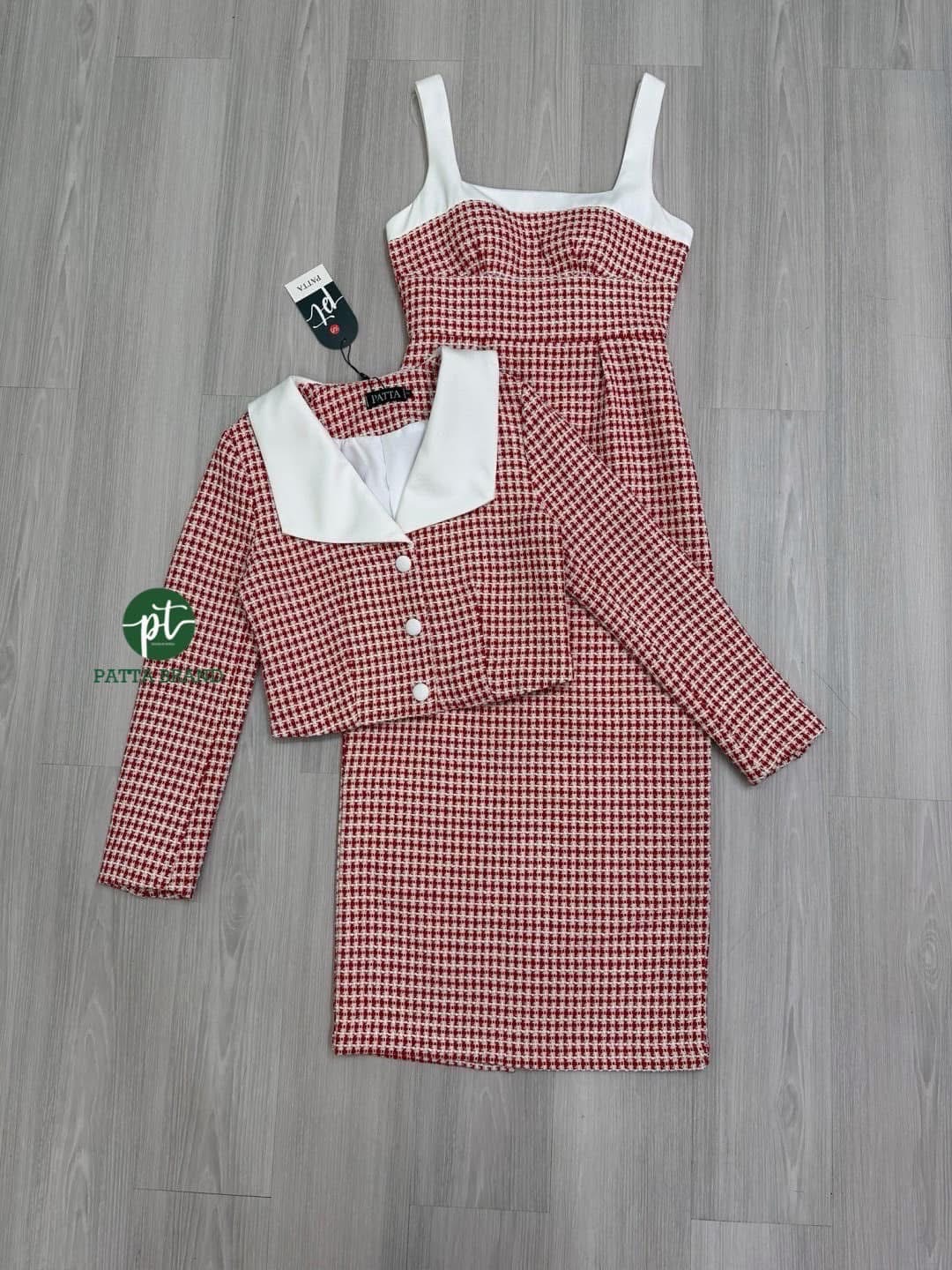 เซต2ชิ้น สีแดงผ้าทอทวีตตารางผสมดิ้นทอง เดรสยาวแขนกุด กู๊นสายขาว แต่งผ่าหลัง ทรงเข้ารูปสวย (อกเสริมฟองน้ำ มีซิปหลัง) มาพร้อมกับเสื้อคลุมแขนยาวตัวสั้นเนื้อผ้าเดียวกัน ใส่สบาย : สินค้าคุณภาพ (พร้อมส่ง)