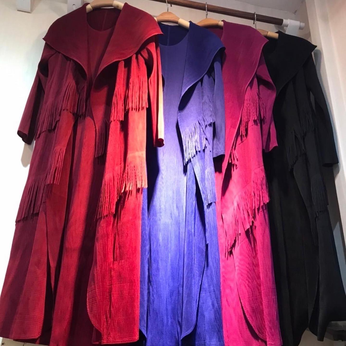 เดรสอัดพลีท ทรงแขนยาว เย็บแต่งเสื้อคลุมปกใหญ่ ซ้อนไปในตัว สวยงาม อลังกาล สินค้าคุณภาพ (พร้อมส่ง)