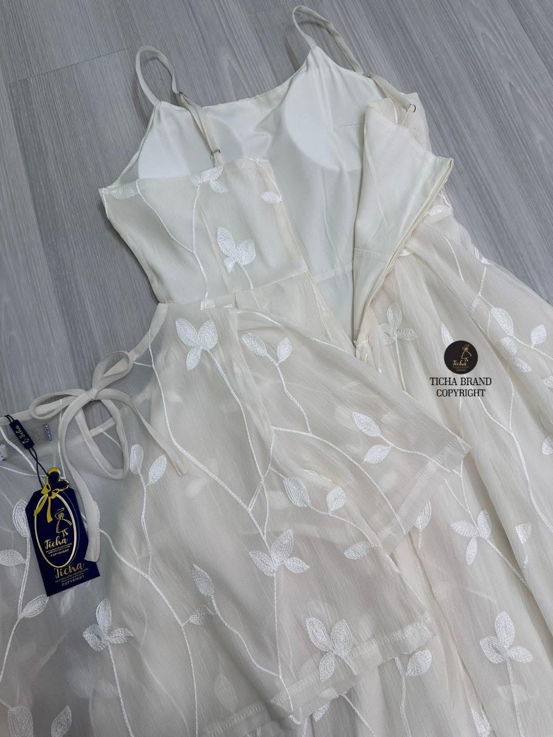 Set 2 ชิ้น สีครีมปักดอกด้ายนูน เดรสยาวสายเดี่ยวช่วงกระโปรงพองพริ้วสวย (อกเสริมฟองน้ำมีซิปหลัง) มาคู่กับเสื้อครอปตัวนอกซีทรูใสแมทส์คู่กันสวยลงตัวมากๆ งานสวย ใส่สบาย : สินค้าคุณภาพ (พร้อมส่ง)